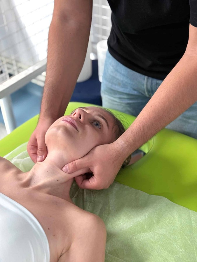 Terapie manuală cervicală în cabinetul Modern Recovery